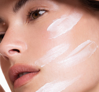 קרם יום במרקם קליל עם הגנה קומודקס  SPF 15