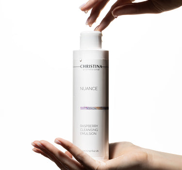 תחליב ניקוי הידרופילי מכיל מיצוי פטל וזרעי ענבים ניואנס