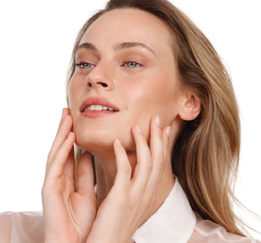 תחליב ניקוי הידרופילי מכיל מיצוי פטל וזרעי ענבים ניואנס