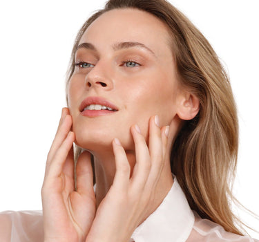 תחליב ניקוי הידרופילי מכיל מיצוי פטל וזרעי ענבים ניואנס - כריסטינה ישראל