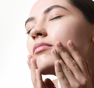 חלב פנים לניקוי עור עדין אנסטרס - כריסטינה ישראל